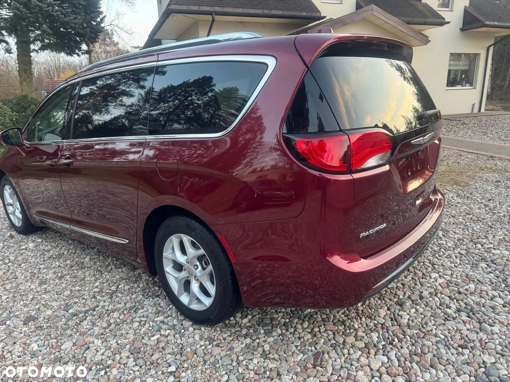 Chrysler Pacifica - 10