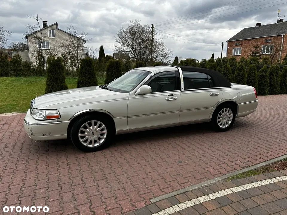 Lincoln Town Car - 8
