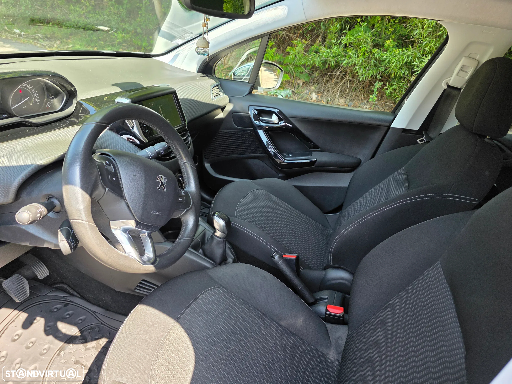 Peugeot 208 - 10