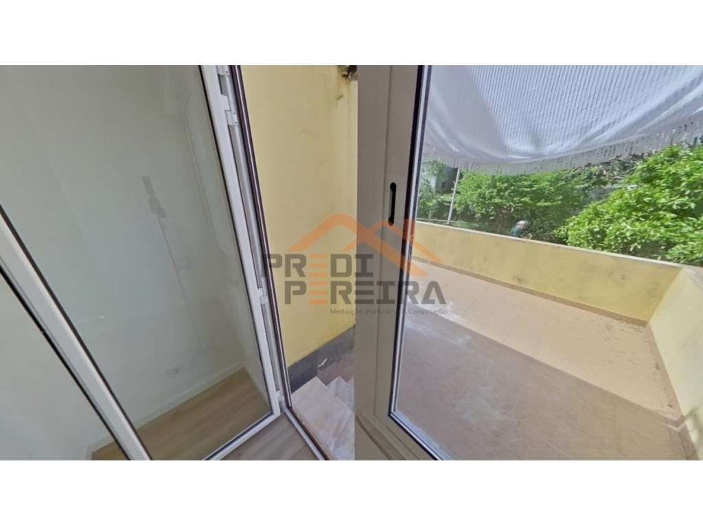 Situado em Mem Martins, T2 com terraço, totalmente remodelado. - Grande imagem: 2/25