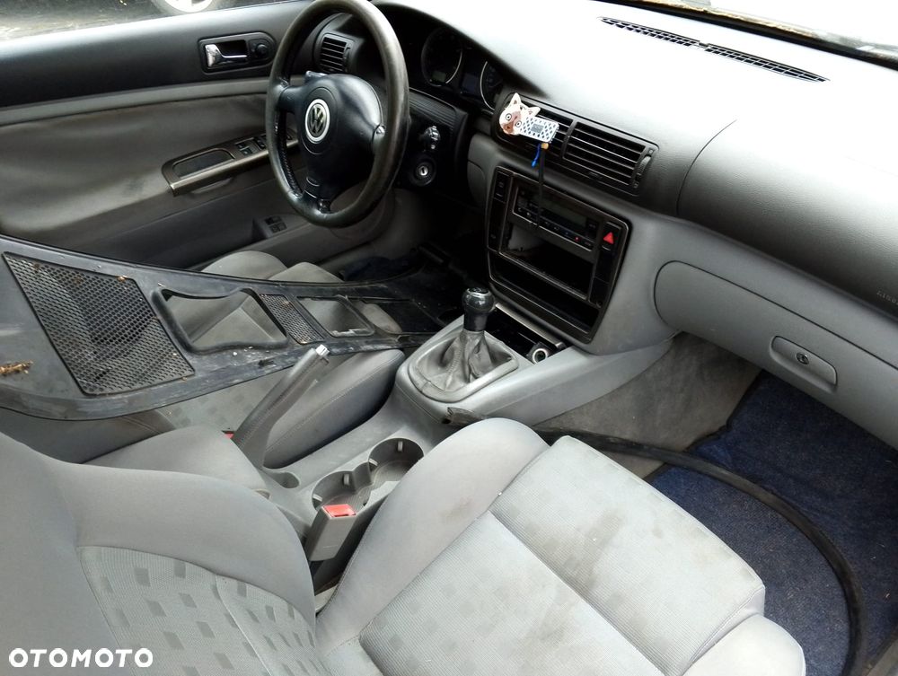 Volkswagen Passat B5 FL (00-05r.) 1.9 TDI 130KM. Silnik AWX Skrzynia FRK/ELN/DQS/FRF lakier C5X LC5X 8J.Cały na części. GWARANCJA !!!  Przód Tył Zestaw Komplet Drzwi Klapa Zderzak Błotnik Maska Grill Atrapa Szyba Pas Lampa Lusterko Boczki Fotel Kanapa Kokpit Deska Rozdzielcza Przełącznik Włącznik Sterownik Przewody Wiązka Instalacja Moduł Komputer Czujnik Listwa Pompa Alternator Wtryski Głowica Rozrusznik Kompresor Sprzęgło Dwumas Silnik Skrzynia ABS Klimatyzacji Paliwa Wspomagania Kolektor Turbina Przepustnica Zawór Chłodnica Koło Hak Belka Sanki Zawieszenie Mcpherson Półoś Amortyzator Wydech Tłumik Zacisk Most - 6