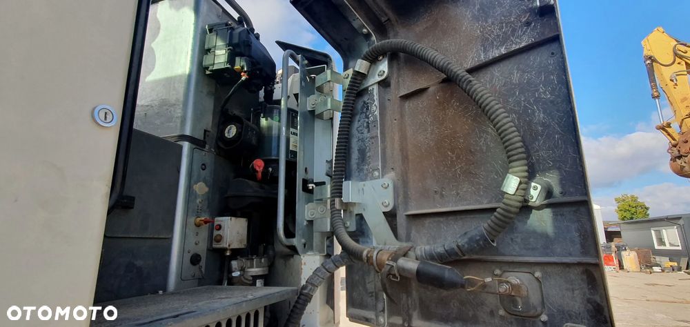 Liebherr A912 Compact - 11