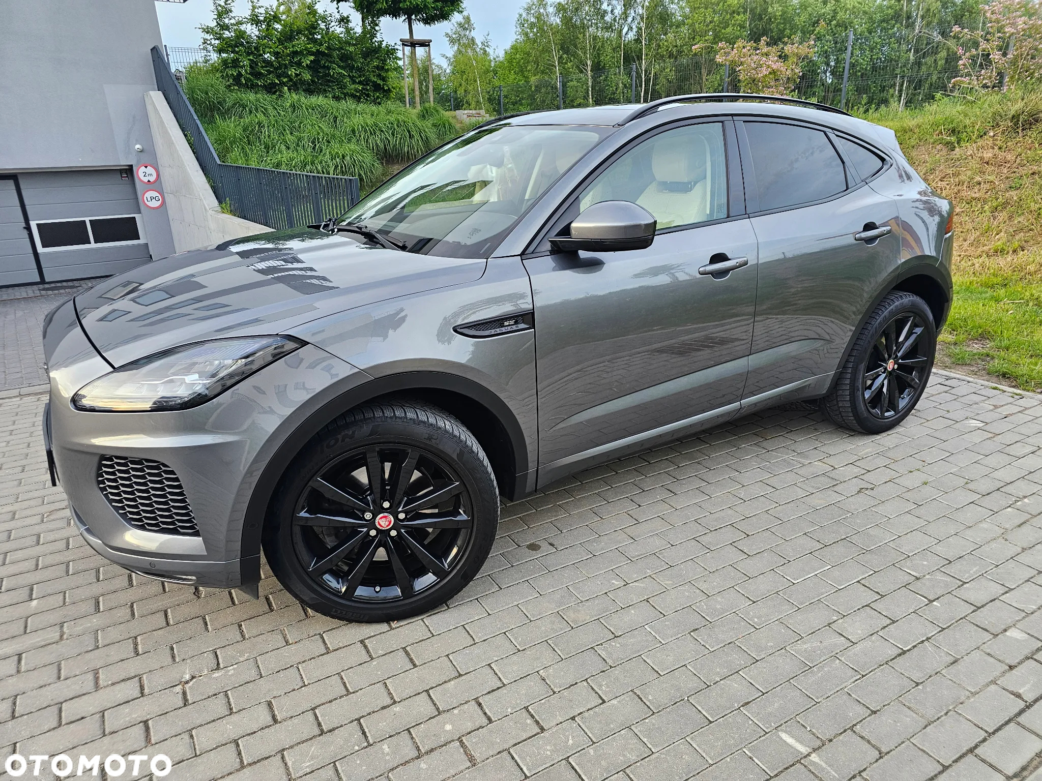 Jaguar E-Pace 2.0 i4P AWD R-Dynamic S - 9