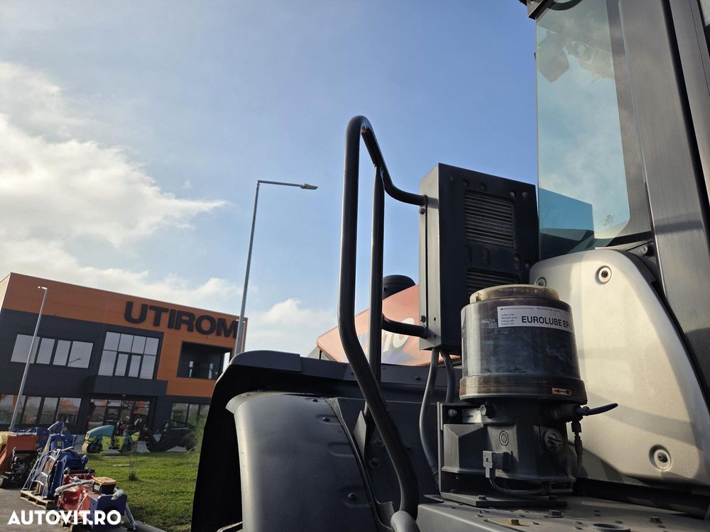 Hitachi Cupa 5mc, 28tone, ANVELOPE NOI, VIRARE prin JOYSTICk, Gresare automata, Inaltiime basculare cupa 4,3m, Lama noua la cupa, produs in JAPONIA, camera luat vederi spate, posibilitate leasing, motor 282 CP, STARE BUNA, PROMOTIE 86.900 EUR+tva - 23