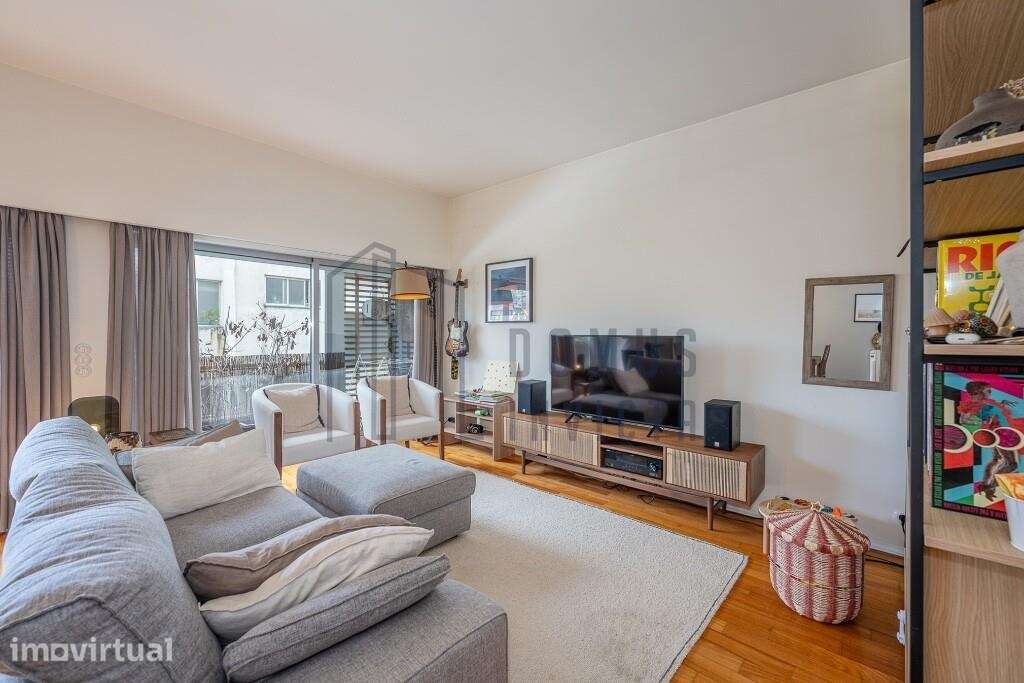 T2 remodelado com duas varandas e lugar de garagem | Zona da Boavista - Grande imagem: 2/35