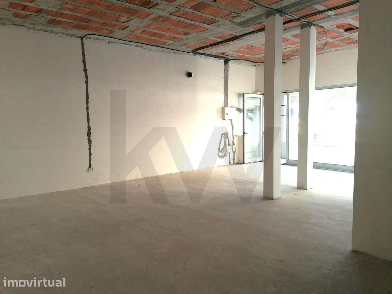Loja comercial inserida em área habitacional para escritório, quiosque - Grande imagem: 3/17
