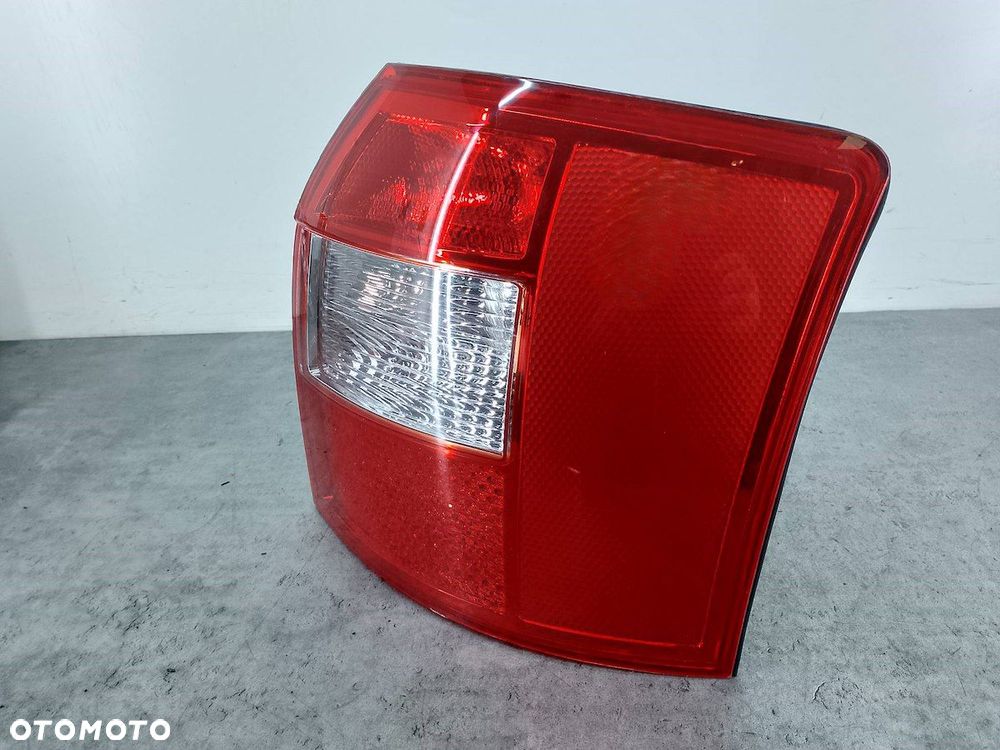 LAMPA TYLNA PRAWA AUDI A4 B6 11-A353B TYC KOMBI - 3