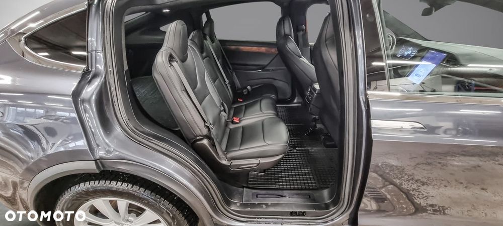 Tesla Model X - 13