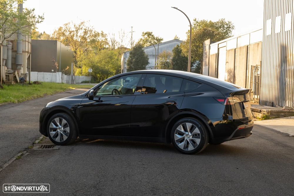 Tesla Model Y Long Range Dual Motor AWD - 13