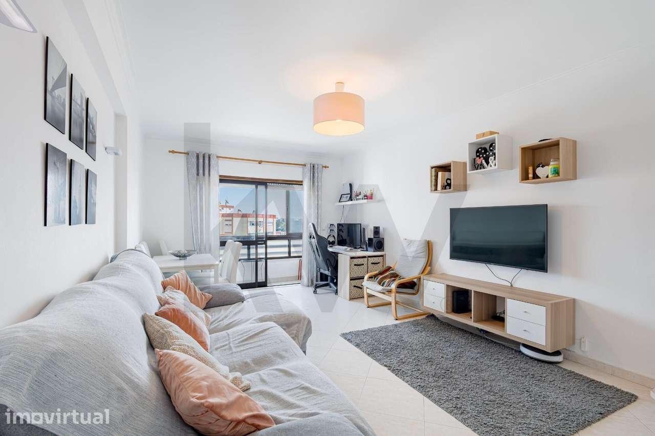 Apartamento T2 com varanda, garagem e arrecadação em Monte Abraão - Grande imagem: 3/25