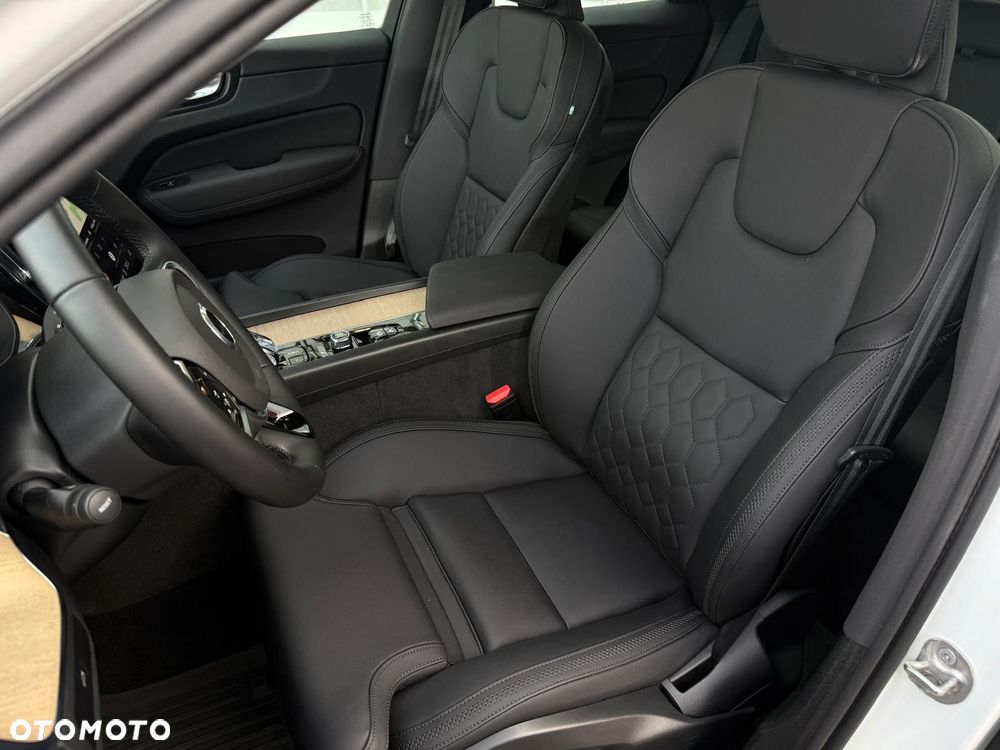 Volvo XC 60 B5 B AWD Plus Dark - 28