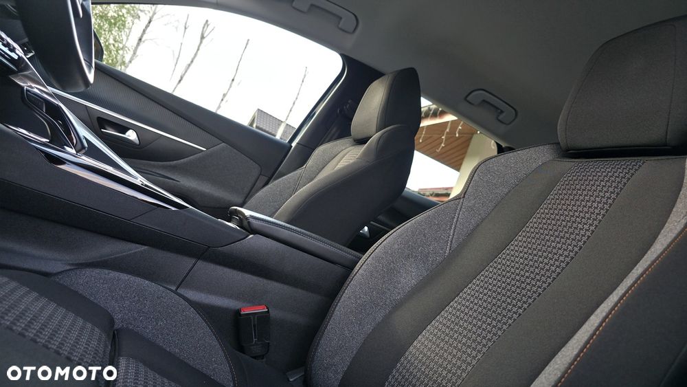 Peugeot 3008 1.2 PureTech Allure S&S EAT8 - 17
