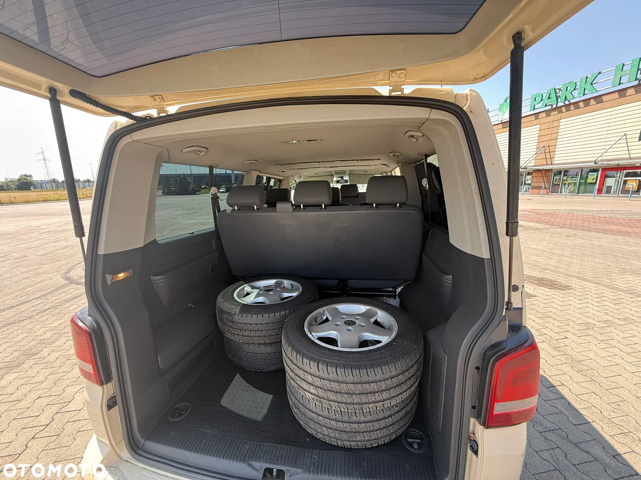 Volkswagen Caravelle - 11