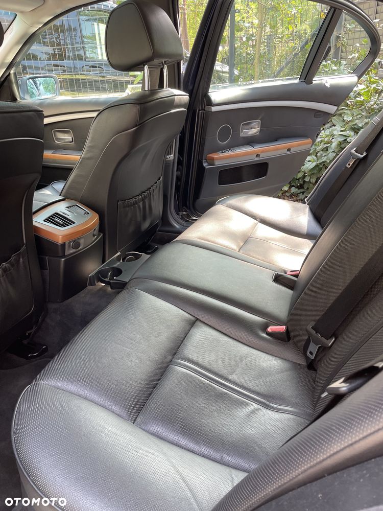 BMW Seria 7 745i - 12