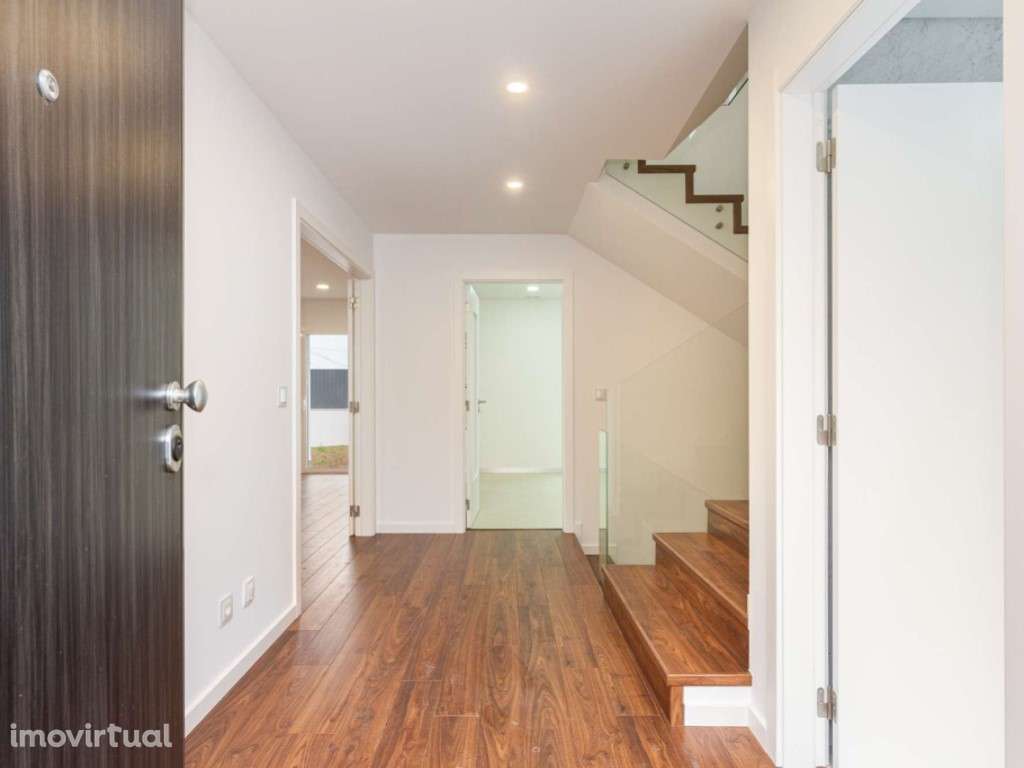 Moradia Geminada T3 com jardim inserida na Vila histórica da Areia - Grande imagem: 3/25