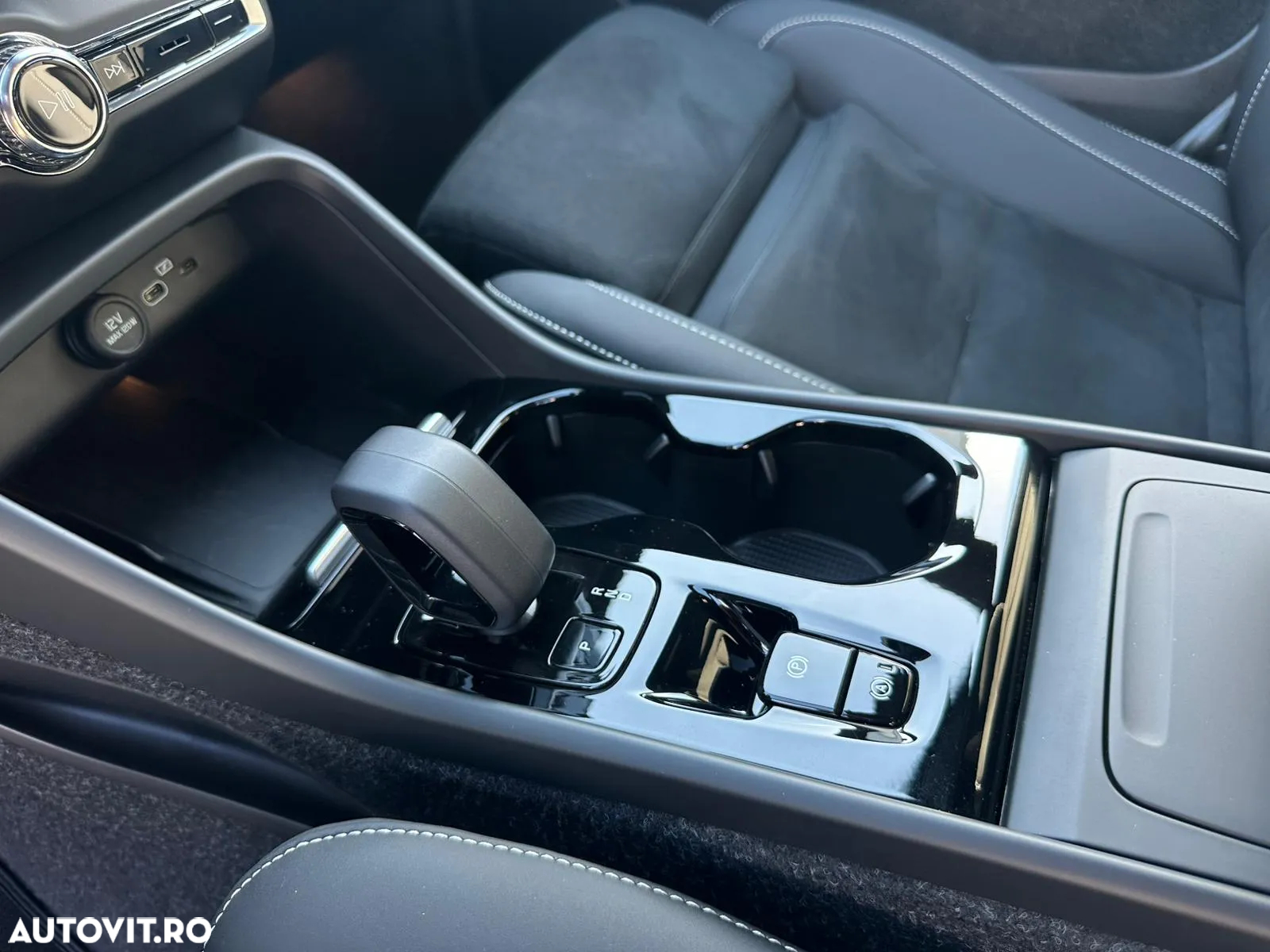 Volvo XC 40 B3 AT FWD MHEV Plus Dark - 11