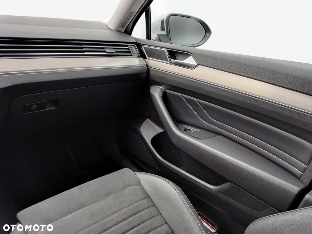 Volkswagen Passat Variant 2.0 TDI Elegance DSG - 24