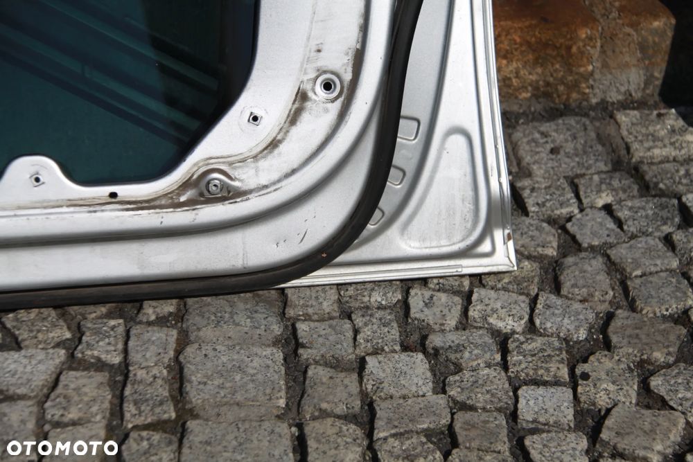 VW TOURAN 1  Drzwi Prawy  Przód  Kolor LA7W - 15