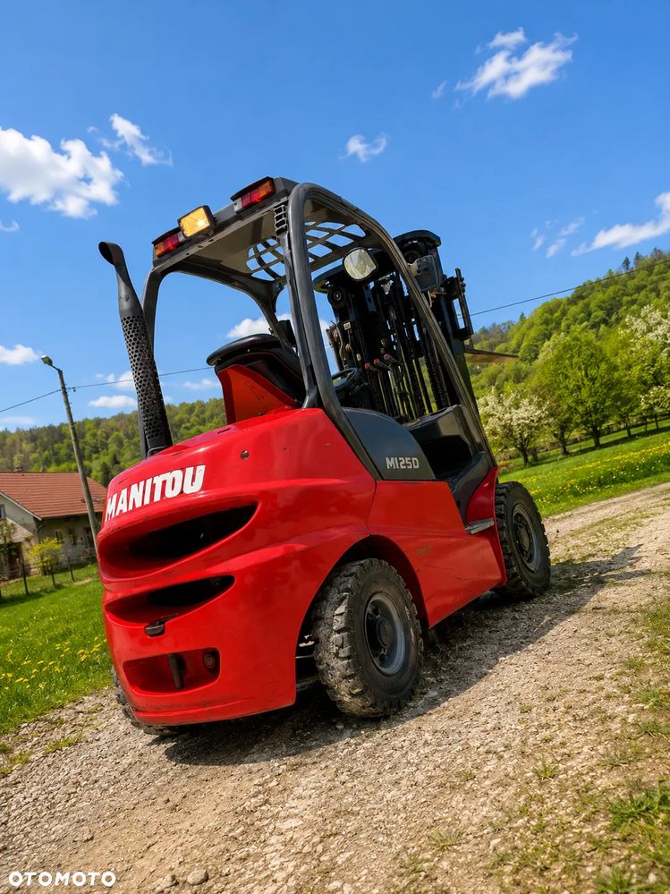 Manitou MI25D Wózek Widłowy 2,5 tony. Posuw Hydrauliczny. Maszt triplex. Wolny skok! Wysokość Podnoszenia 5 metrów. Jak nowy z Salonu. Pochodzi z Norweskiego Gospodarstwa! Aktualne przeglądy DEKRA i serwisy! Opony jak Nowe. Silnik Yanmar. Małe gabarety bardzo zwrotna maszyna! Zero luzów wycieków i zniszczeń. OKAZJA. Pełny ORYGINAŁ! Rok Prod. 2014. Niski przebieg 3300mtg - 2