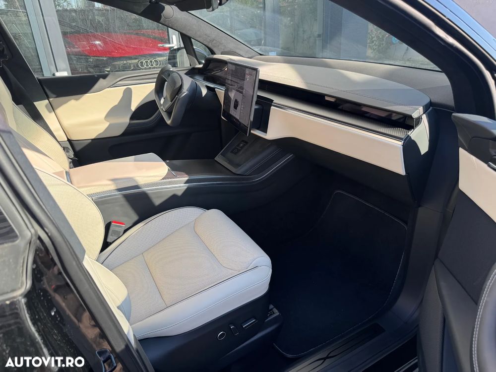 Tesla Model X Plaid - 16