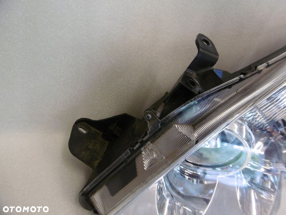 TOYOTA COROLLA VERSO 07/09r - lampa przednia lewa - 2