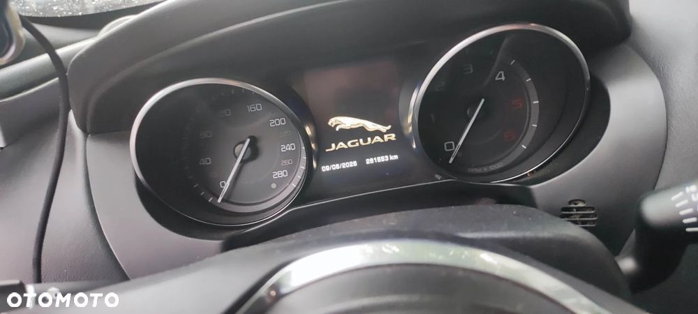 Jaguar XE 2.0 D R-Sport - 6