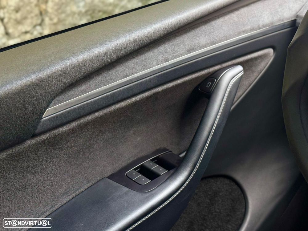 Tesla Model Y Long Range Dual Motor AWD - 10