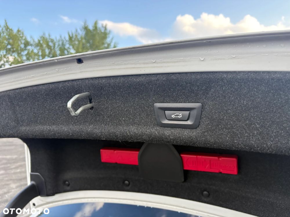 BMW Seria 3 318i M Sport - 11