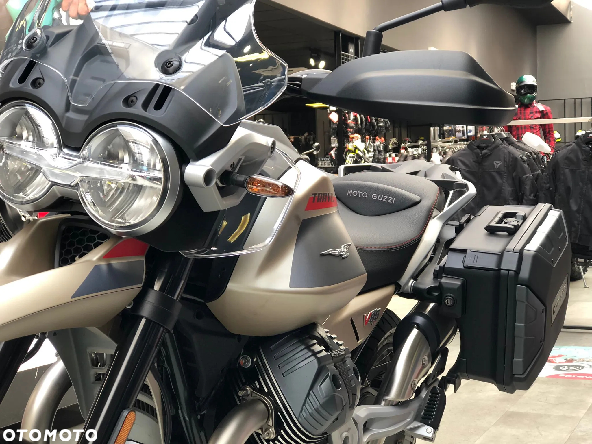 Moto Guzzi V85 - 12