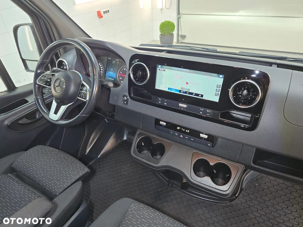 Mercedes-Benz SPRINTER 319 3.0 V6 CDI AUTOMAT 4,40Cm Długi SERWIS ASO MERCEDES-BENZ DO OSTATNIEGO km SALON PL FUL LED HIGH PERFORMANCE MBUX z ekranem dotykowym 10,25 cali SIEDZENIE KIEROWCY KOMFORTOWE, HYDRAULICZNE RESOROWANE PODGRZEWANA SZYBA PRZEDNIA TEMPOMAT KAMERA COFANIA LAKIER METALIK - 3