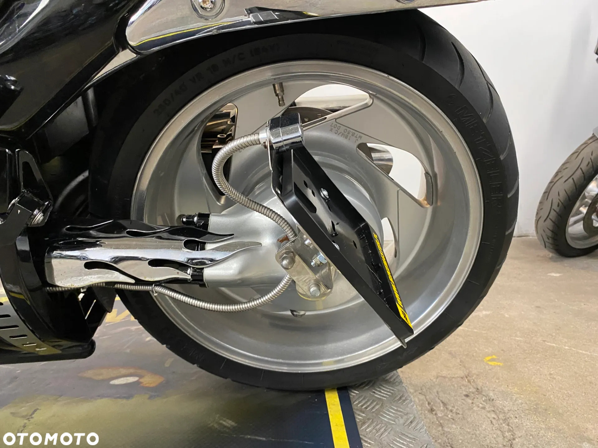 Suzuki Intruder - 8