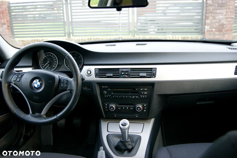 BMW Seria 3 318i - 25