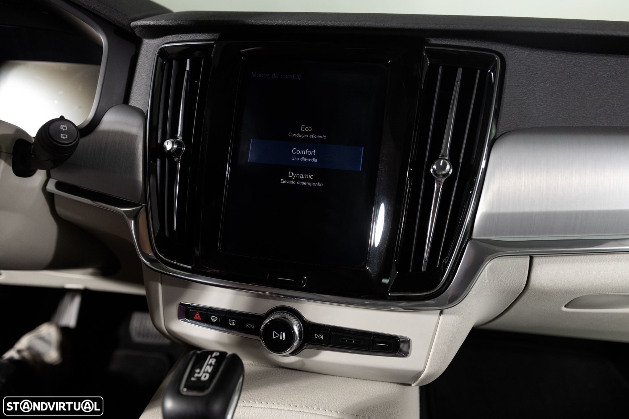 Volvo V90 2.0 D4 Momentum Geartronic - 17