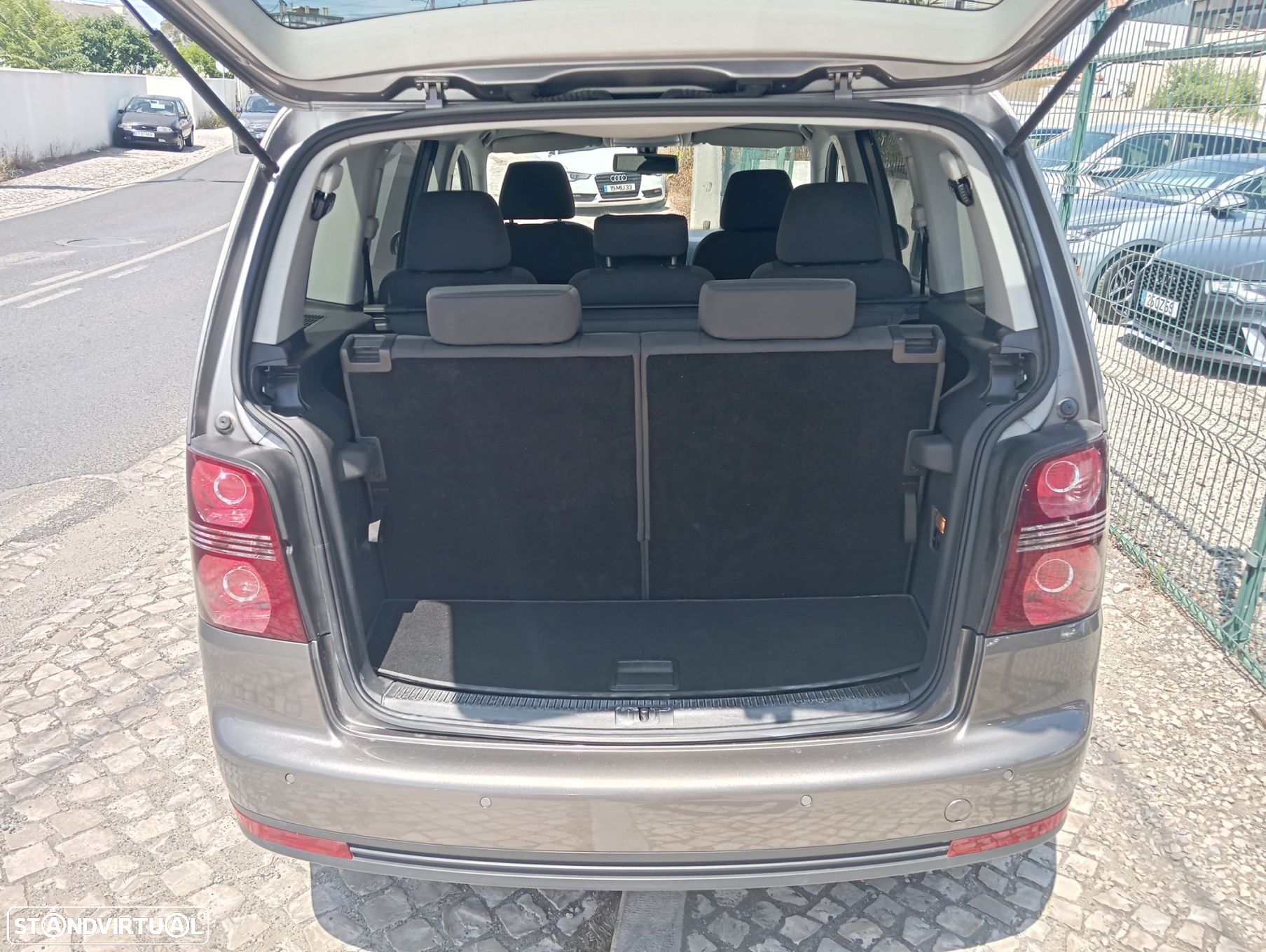 VW Touran 1.9 TDi Highline 7L - 17