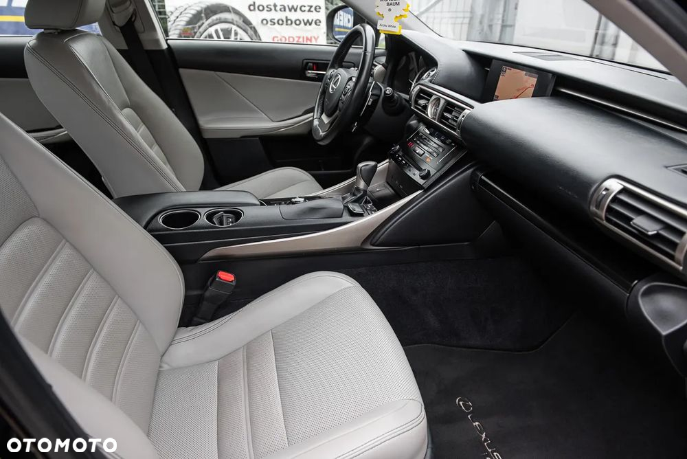 Lexus IS 300h Executive Line - 32