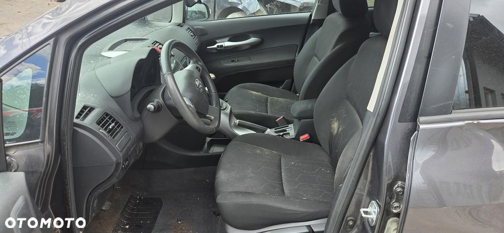 TOYOTA AURIS lift fotel prawy lewy przód - 1