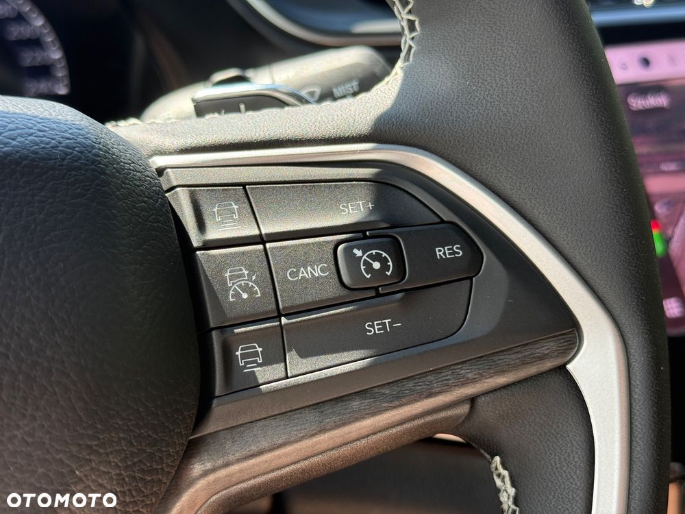 Jeep Grand Cherokee - 24