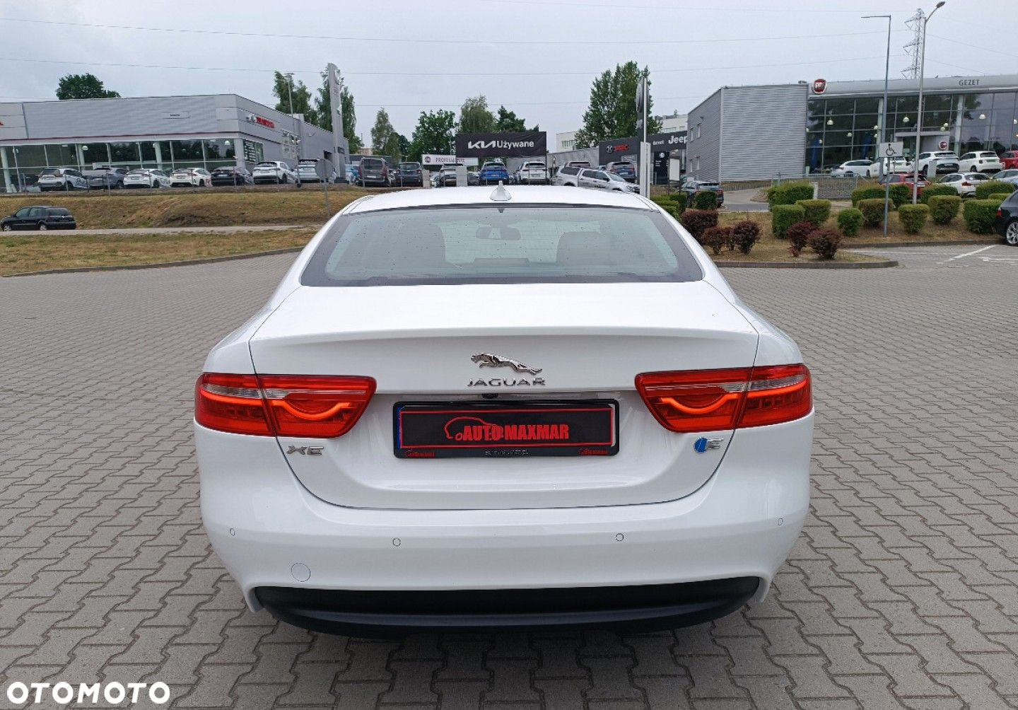 Jaguar XE - 11