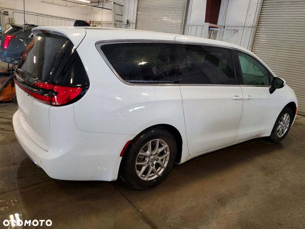 Chrysler Pacifica - 2