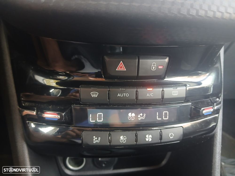 Peugeot 2008 1.2 PureTech Allure - 21