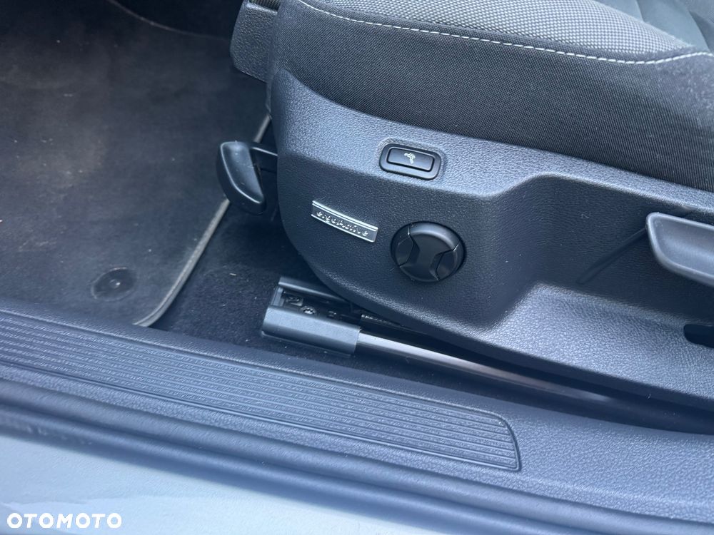 Volkswagen Golf 1.6 TDI (BlueMotion Technology) DSG Trendline - 29