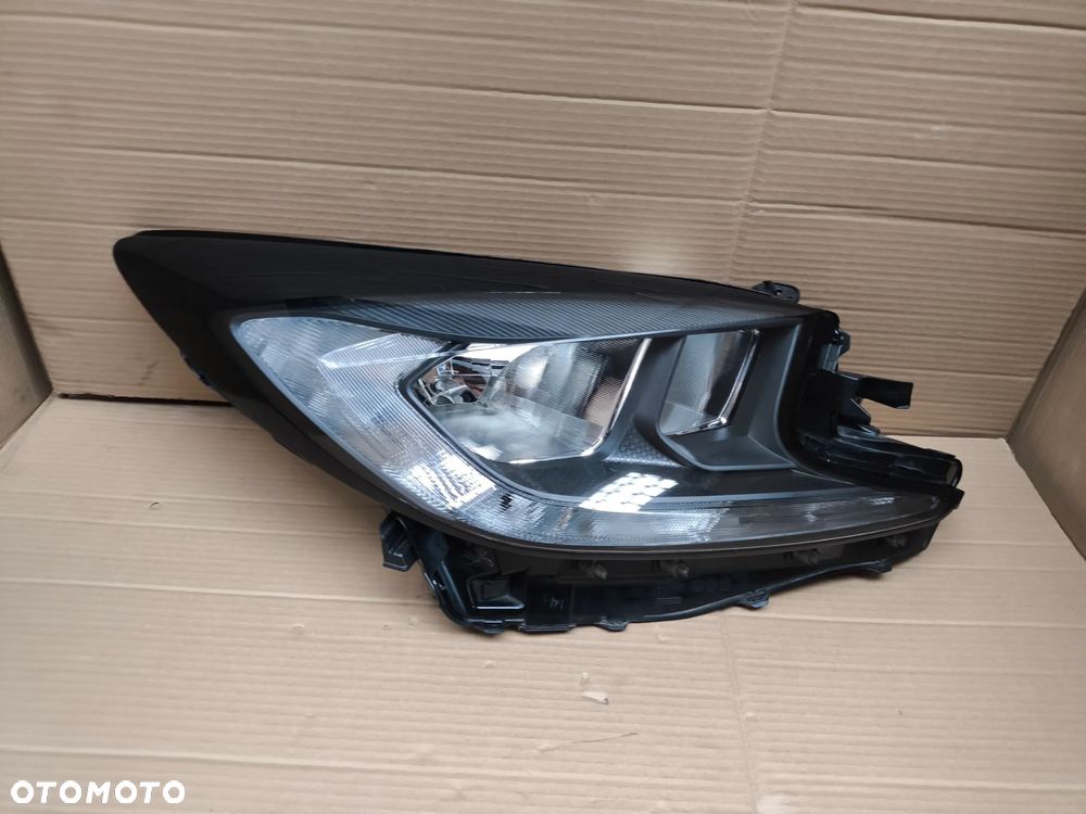 TOYOTA AYGO X LAMPA PRZEDNIA PRAWA EUROPA - 1