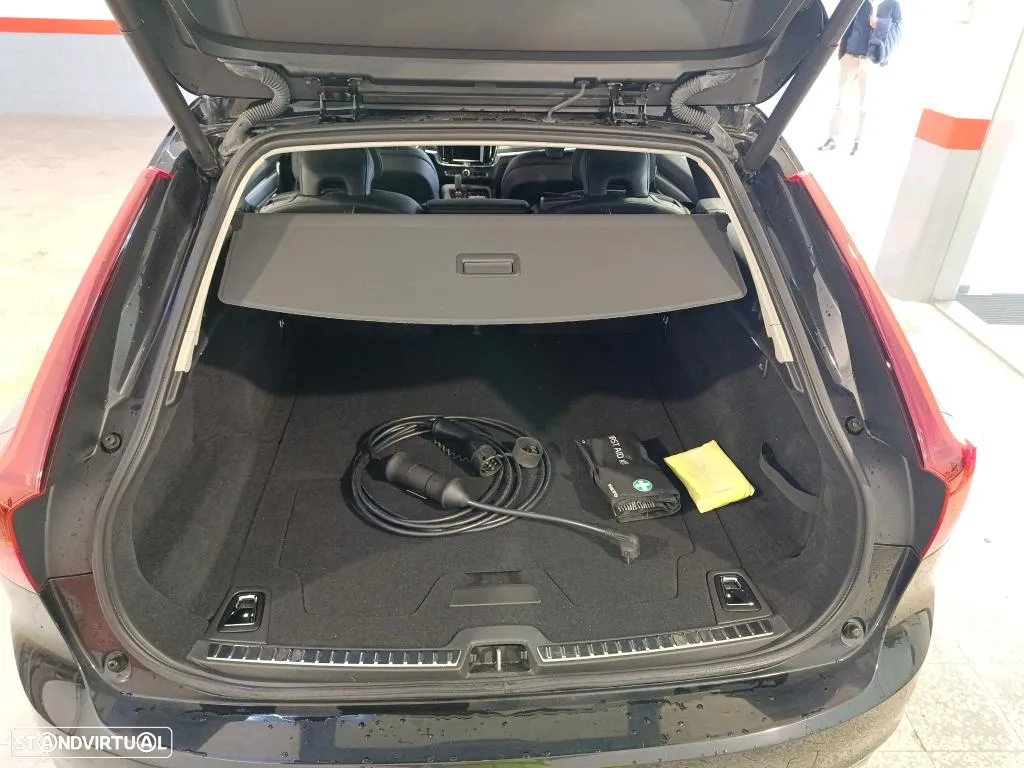 Volvo V90 2.0 T8 Momentum AWD Geartronic - 10