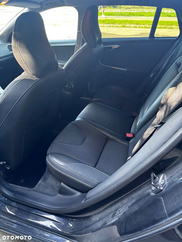 Volvo V60 D5 AWD R-Design - 10