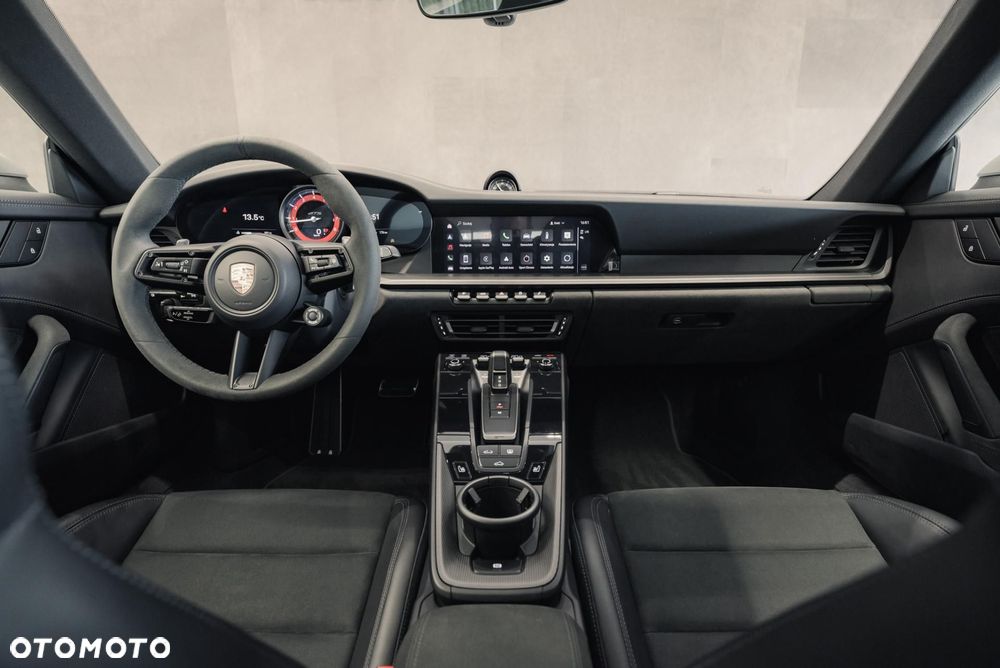 Porsche 911 Carrera 4 GTS - 11