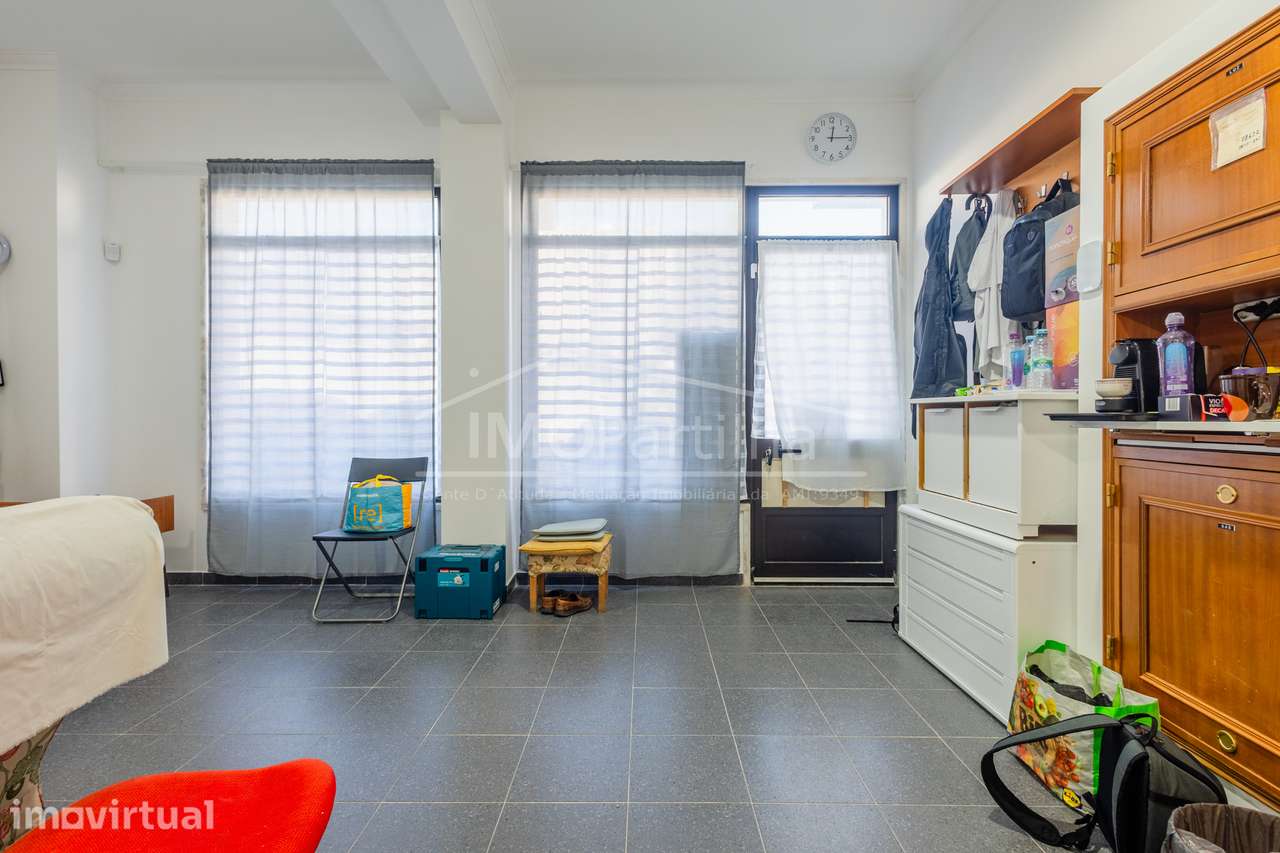 Loja c/ Excelente Luz Natural e Potencial de Conversão em Habitação T2 - Grande imagem: 5/21