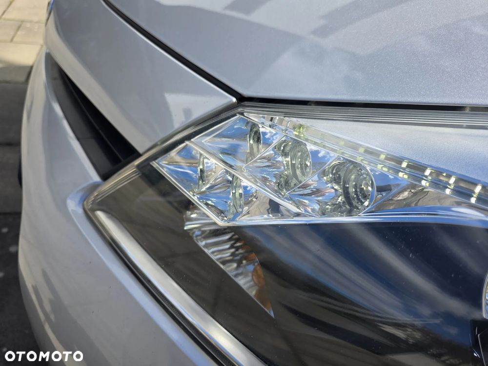 Toyota Yaris Hybrid 100 Premium - 12