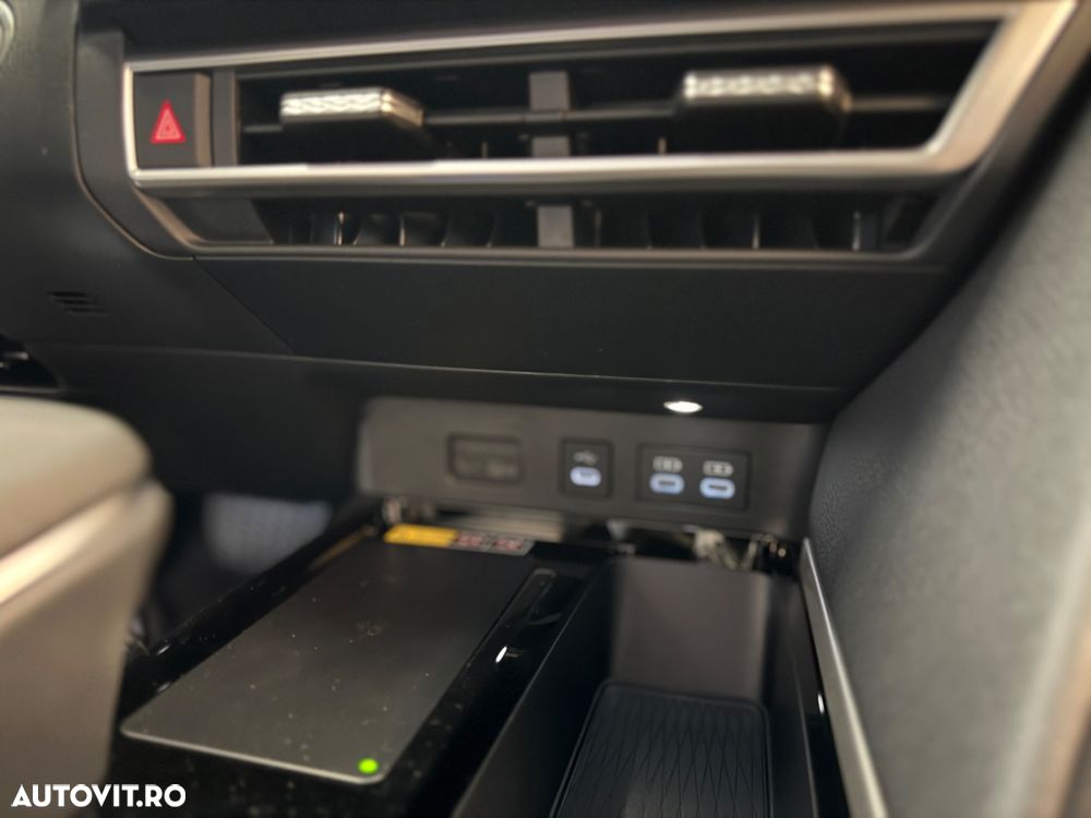 Toyota Camry 2.5 HEV Luxury - 22