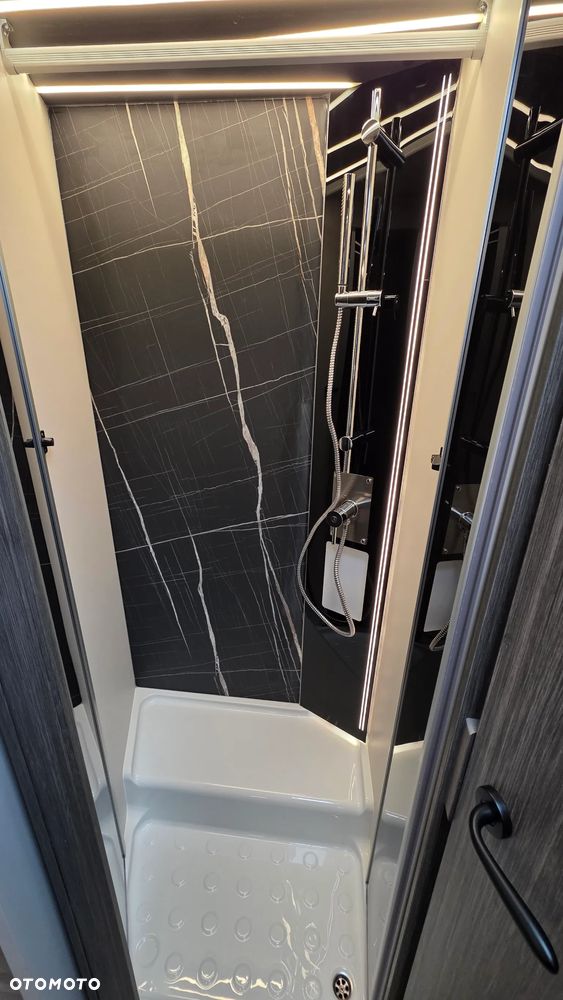 McLOUIS NEVIS 879 - INTEGRA - KAMPER - 16