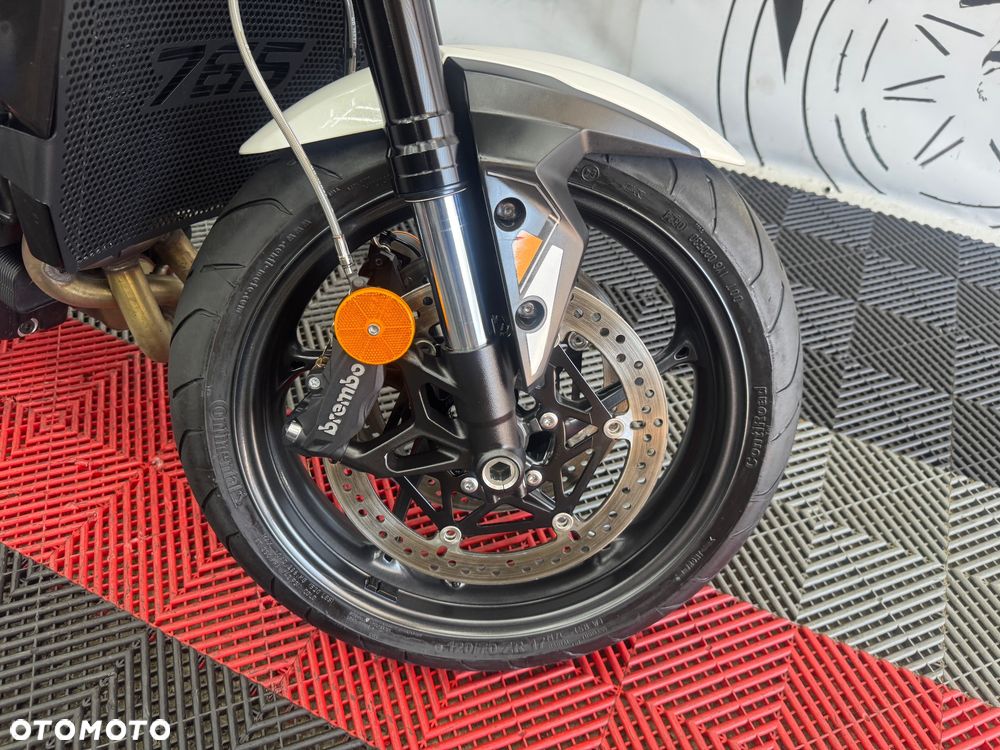 Triumph Street Triple - 38
